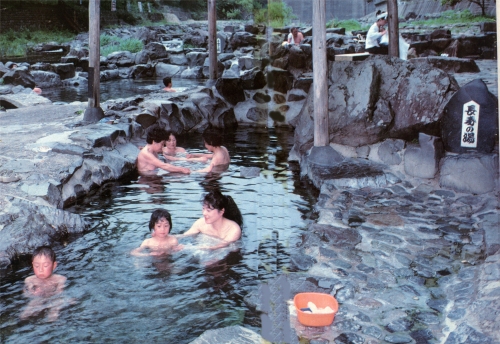 砂湯−共同露天風呂の「砂湯」。湯原ダムの真下にあり無料で入浴できる